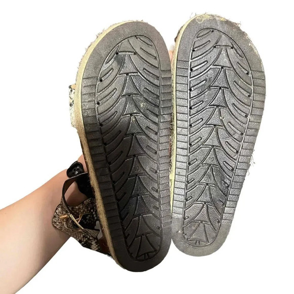 Qupid Women's Ankle Strap Snakeskin Pattern Flat Sole Sandals Size 10 - Picture 7 of 8